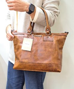 Mala Mão Elenco Esta mala de mão é o acessório ideal para a mulher que procura combinar elegância intemporal com uma funcionalidade superior. Perfeita para o ambiente de trabalho, eventos sociais ou para o dia a dia. Desenhada para otimizar a sua organização e facilitar o acesso aos seus pertences.