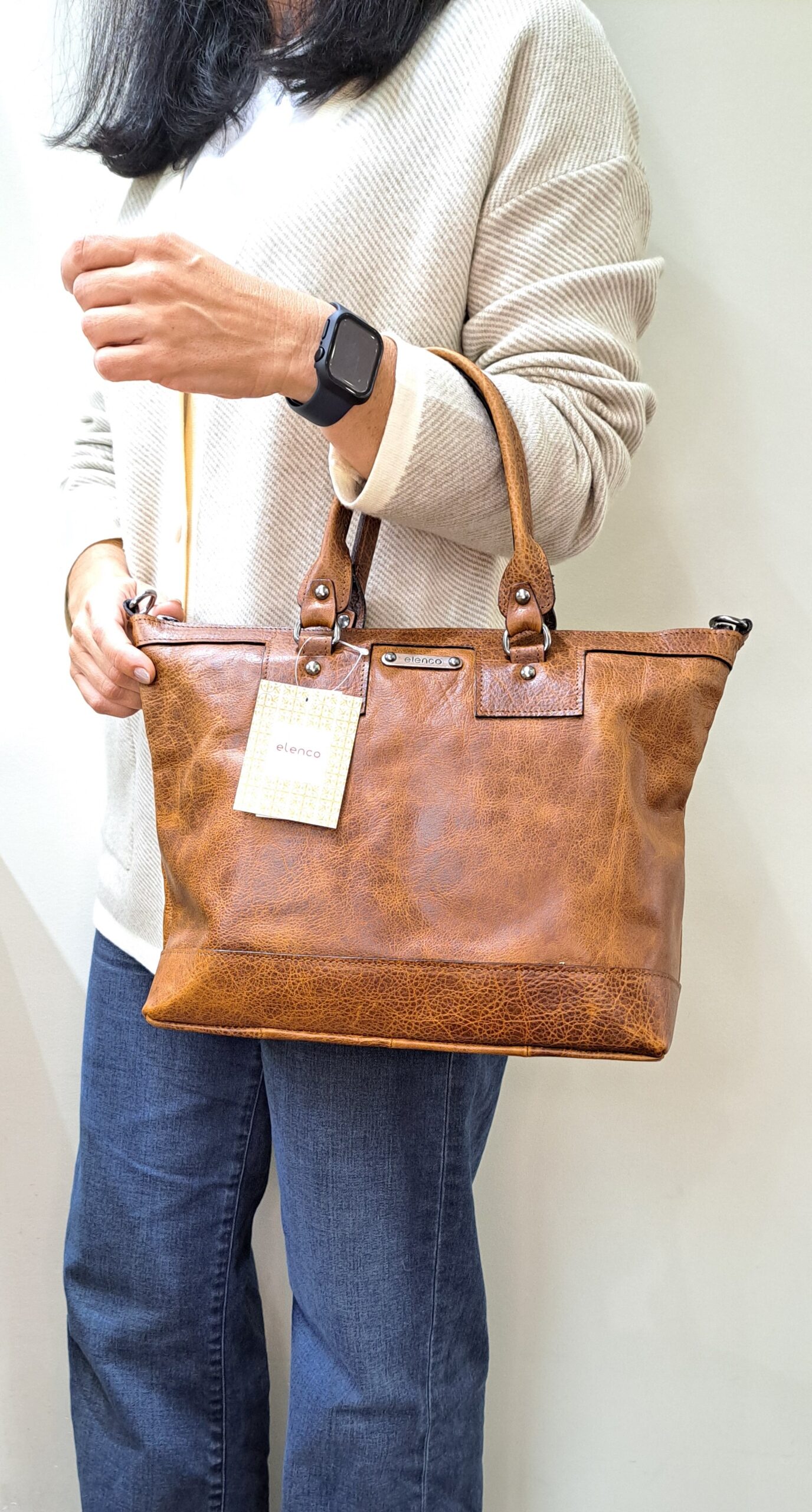 Mala Mão Elenco Esta mala de mão é o acessório ideal para a mulher que procura combinar elegância intemporal com uma funcionalidade superior. Perfeita para o ambiente de trabalho, eventos sociais ou para o dia a dia. Desenhada para otimizar a sua organização e facilitar o acesso aos seus pertences.