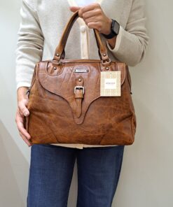 Mala Mão Elenco Esta mala de mão é o acessório ideal para a mulher que procura combinar elegância intemporal com uma funcionalidade superior. Perfeita para o ambiente de trabalho, eventos sociais ou para o dia a dia. Desenhada para otimizar a sua organização e facilitar o acesso aos seus pertences.