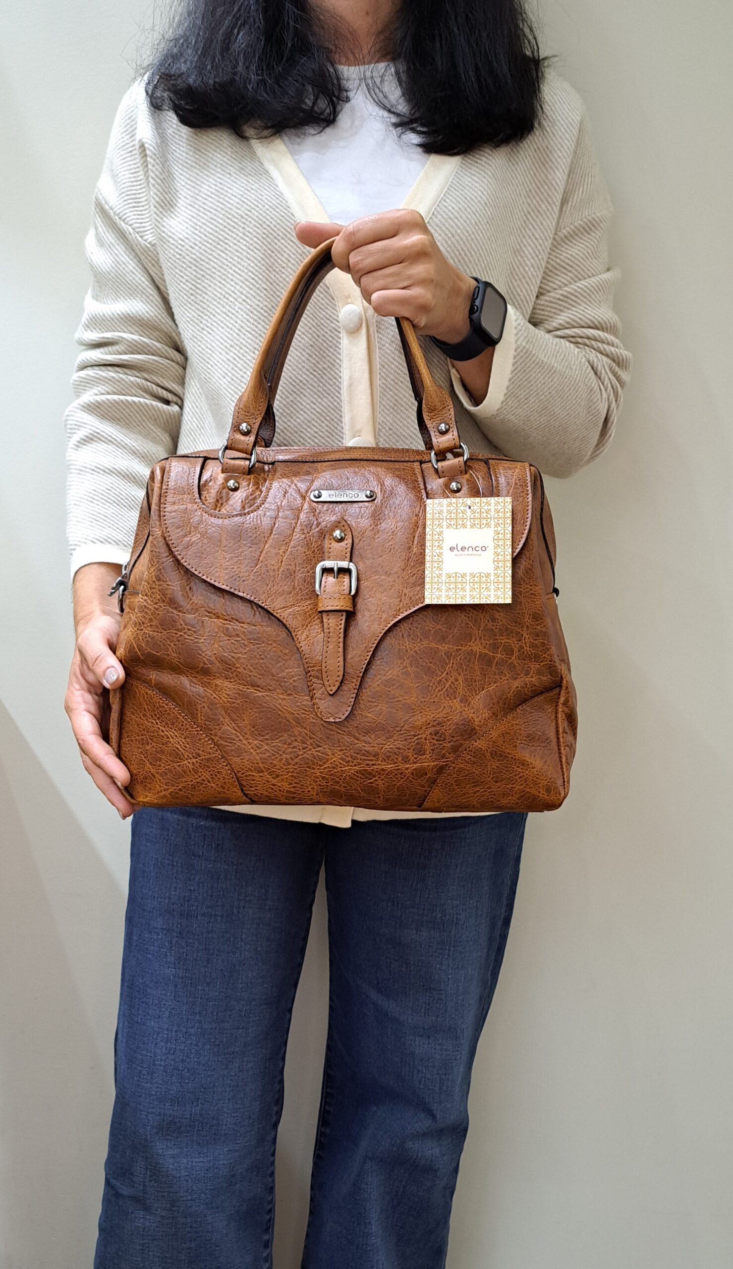 Mala Mão Elenco Esta mala de mão é o acessório ideal para a mulher que procura combinar elegância intemporal com uma funcionalidade superior. Perfeita para o ambiente de trabalho, eventos sociais ou para o dia a dia. Desenhada para otimizar a sua organização e facilitar o acesso aos seus pertences.