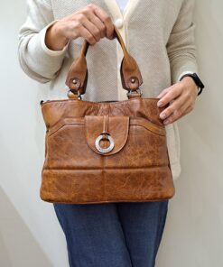 Mala Mão Elenco Esta mala de mão é o acessório ideal para a mulher que procura combinar elegância intemporal com uma funcionalidade superior. Perfeita para o ambiente de trabalho, eventos sociais ou para o dia a dia. Desenhada para otimizar a sua organização e facilitar o acesso aos seus pertences.