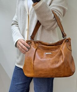 Mala Mão Elenco Esta mala de mão é o acessório ideal para a mulher que procura combinar elegância intemporal com uma funcionalidade superior. Perfeita para o ambiente de trabalho, eventos sociais ou para o dia a dia. Desenhada para otimizar a sua organização e facilitar o acesso aos seus pertences.