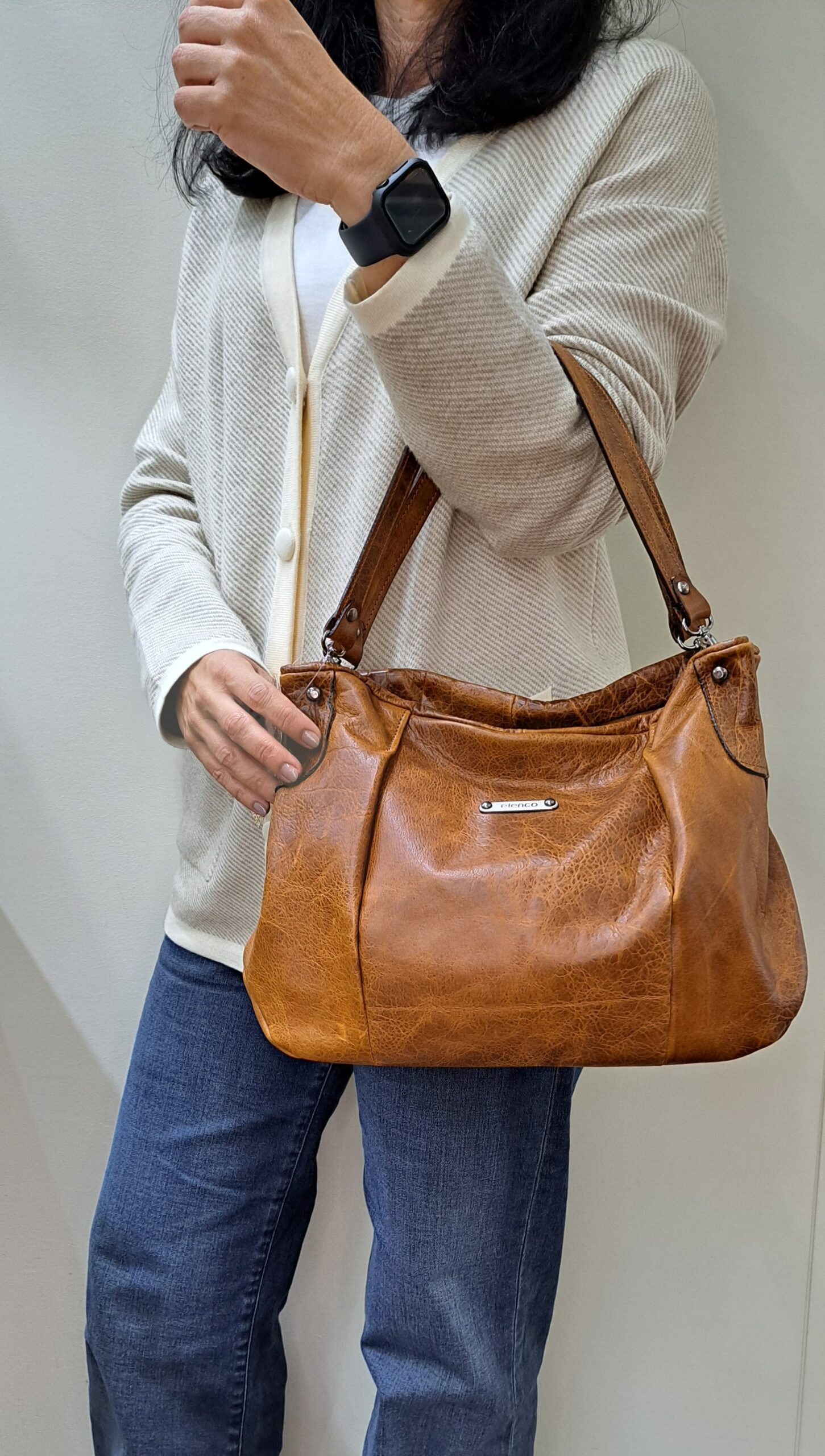 Mala Mão Elenco Esta mala de mão é o acessório ideal para a mulher que procura combinar elegância intemporal com uma funcionalidade superior. Perfeita para o ambiente de trabalho, eventos sociais ou para o dia a dia. Desenhada para otimizar a sua organização e facilitar o acesso aos seus pertences.