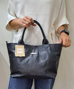 Mala Mão Elenco Esta mala de mão é o acessório ideal para a mulher que procura combinar elegância intemporal com uma funcionalidade superior. Perfeita para o ambiente de trabalho, eventos sociais ou para o dia a dia. Desenhada para otimizar a sua organização e facilitar o acesso aos seus pertences.