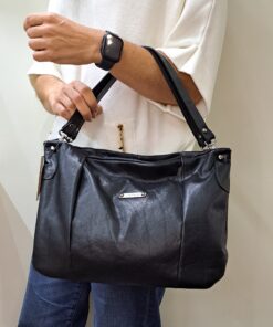 Mala Mão Elenco Esta mala de mão é o acessório ideal para a mulher que procura combinar elegância intemporal com uma funcionalidade superior. Perfeita para o ambiente de trabalho, eventos sociais ou para o dia a dia. Desenhada para otimizar a sua organização e facilitar o acesso aos seus pertences.