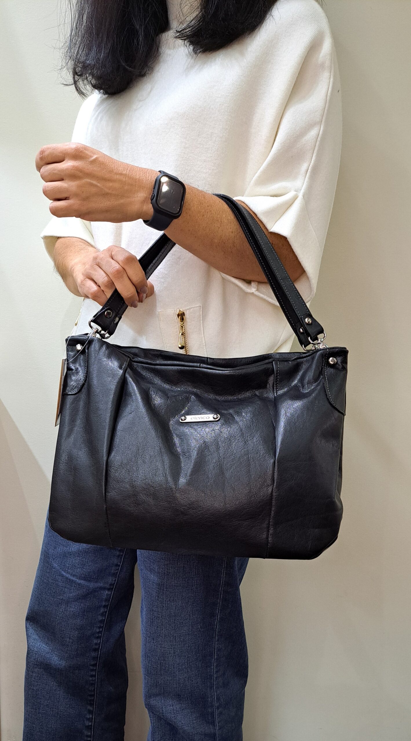 Mala Mão Elenco Esta mala de mão é o acessório ideal para a mulher que procura combinar elegância intemporal com uma funcionalidade superior. Perfeita para o ambiente de trabalho, eventos sociais ou para o dia a dia. Desenhada para otimizar a sua organização e facilitar o acesso aos seus pertences.