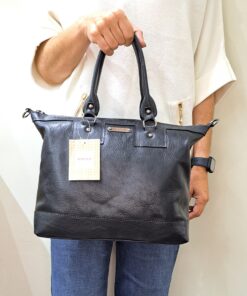 Mala Mão Elenco Esta mala de mão é o acessório ideal para a mulher que procura combinar elegância intemporal com uma funcionalidade superior. Perfeita para o ambiente de trabalho, eventos sociais ou para o dia a dia. Desenhada para otimizar a sua organização e facilitar o acesso aos seus pertences.