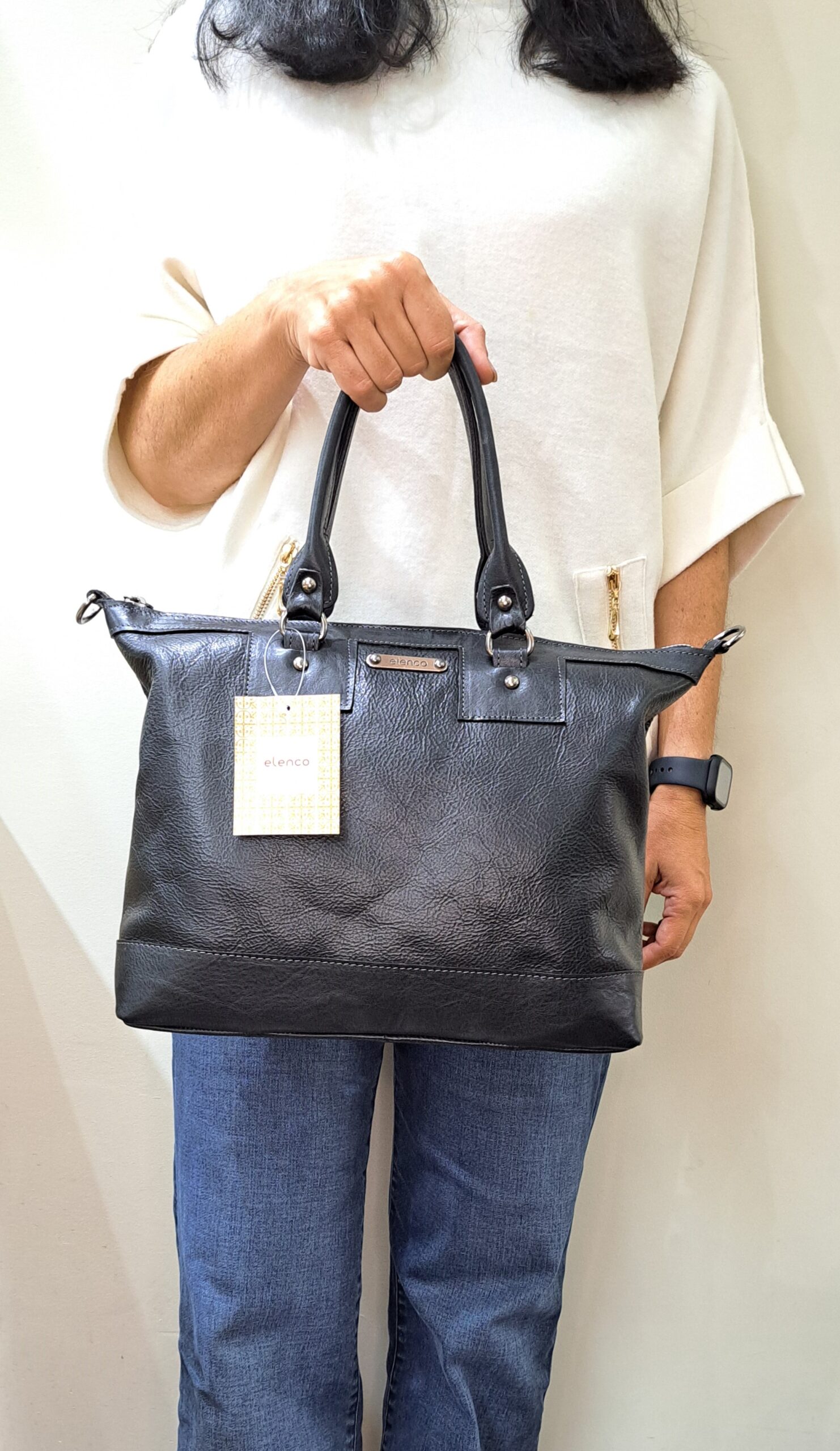 Mala Mão Elenco Esta mala de mão é o acessório ideal para a mulher que procura combinar elegância intemporal com uma funcionalidade superior. Perfeita para o ambiente de trabalho, eventos sociais ou para o dia a dia. Desenhada para otimizar a sua organização e facilitar o acesso aos seus pertences.