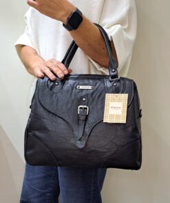 Mala Mão Elenco Esta mala de mão é o acessório ideal para a mulher que procura combinar elegância intemporal com uma funcionalidade superior. Perfeita para o ambiente de trabalho, eventos sociais ou para o dia a dia. Desenhada para otimizar a sua organização e facilitar o acesso aos seus pertences.