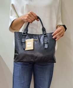 Mala Mão Elenco Esta mala de mão é o acessório ideal para a mulher que procura combinar elegância intemporal com uma funcionalidade superior. Perfeita para o ambiente de trabalho, eventos sociais ou para o dia a dia. Desenhada para otimizar a sua organização e facilitar o acesso aos seus pertences.