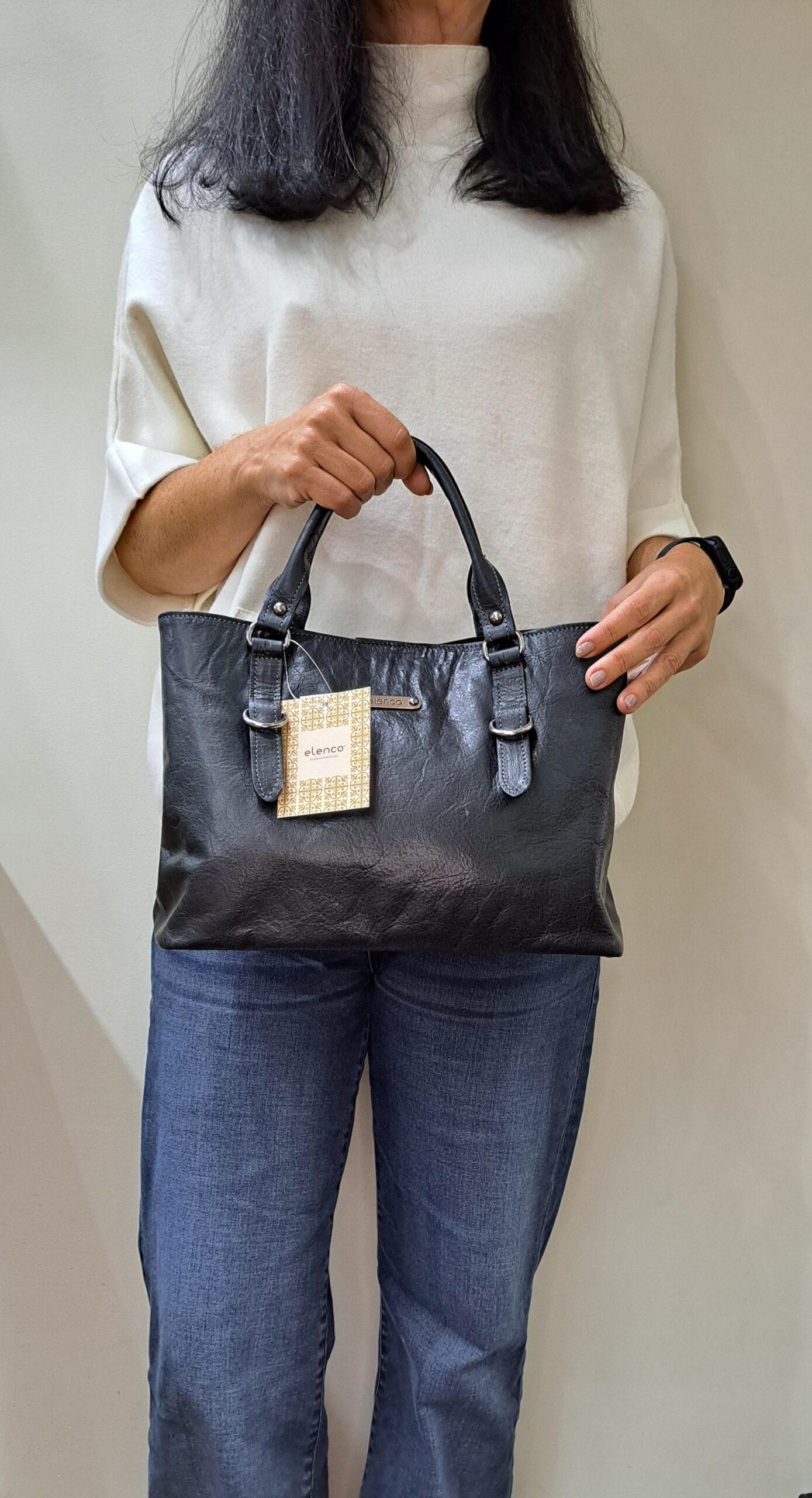 Mala Mão Elenco Esta mala de mão é o acessório ideal para a mulher que procura combinar elegância intemporal com uma funcionalidade superior. Perfeita para o ambiente de trabalho, eventos sociais ou para o dia a dia. Desenhada para otimizar a sua organização e facilitar o acesso aos seus pertences.