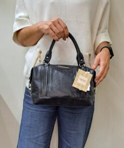 Mala Mão Elenco Esta mala de mão é o acessório ideal para a mulher que procura combinar elegância intemporal com uma funcionalidade superior. Perfeita para o ambiente de trabalho, eventos sociais ou para o dia a dia. Desenhada para otimizar a sua organização e facilitar o acesso aos seus pertences.