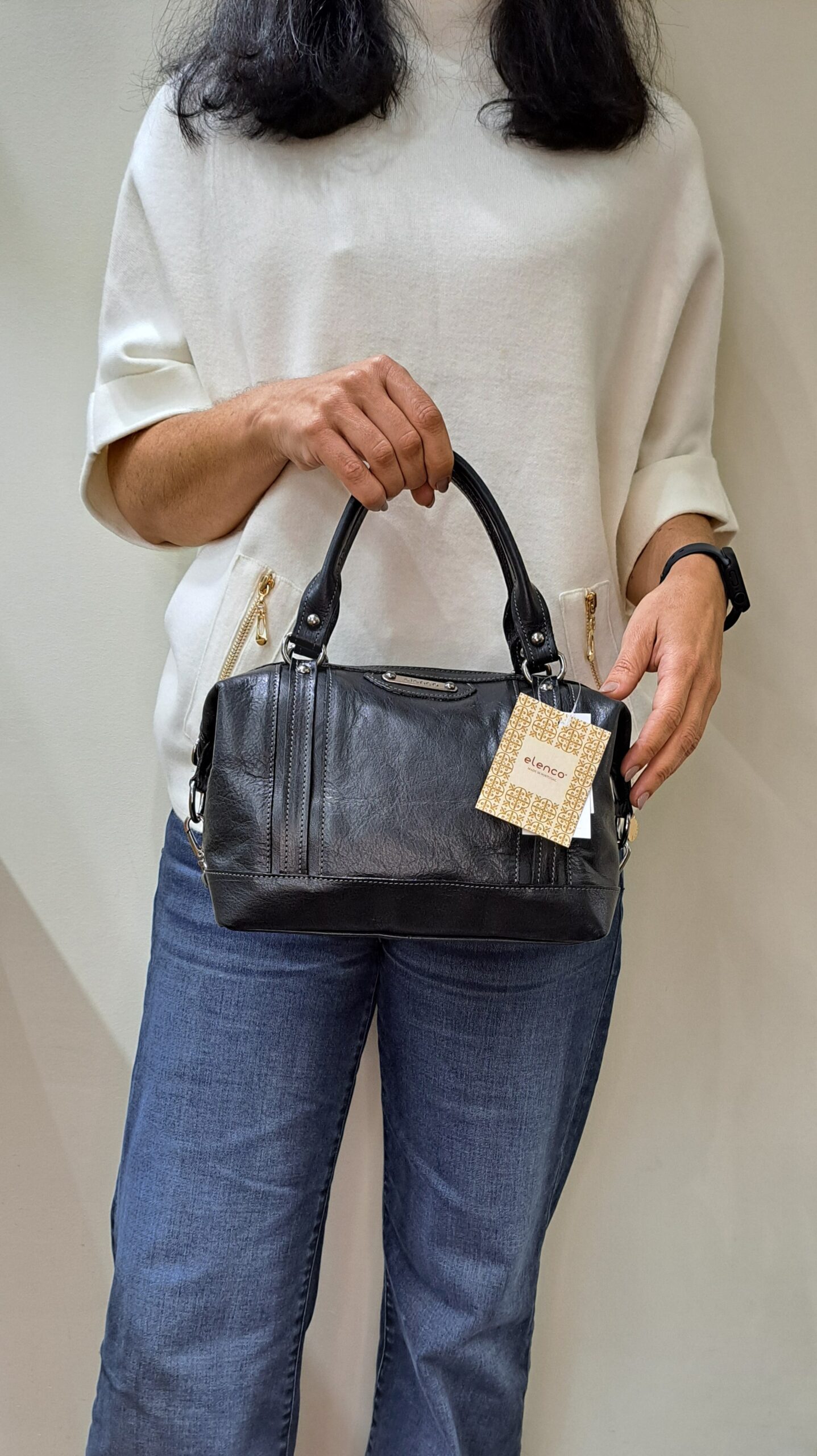 Mala Mão Elenco Esta mala de mão é o acessório ideal para a mulher que procura combinar elegância intemporal com uma funcionalidade superior. Perfeita para o ambiente de trabalho, eventos sociais ou para o dia a dia. Desenhada para otimizar a sua organização e facilitar o acesso aos seus pertences.