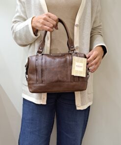 Mala Mão Elenco Esta mala de mão é o acessório ideal para a mulher que procura combinar elegância intemporal com uma funcionalidade superior. Perfeita para o ambiente de trabalho, eventos sociais ou para o dia a dia. Desenhada para otimizar a sua organização e facilitar o acesso aos seus pertences.