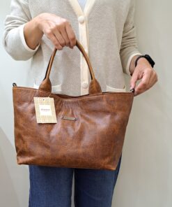 Mala Mão Elenco Esta mala de mão é o acessório ideal para a mulher que procura combinar elegância intemporal com uma funcionalidade superior. Perfeita para o ambiente de trabalho, eventos sociais ou para o dia a dia. Desenhada para otimizar a sua organização e facilitar o acesso aos seus pertences.