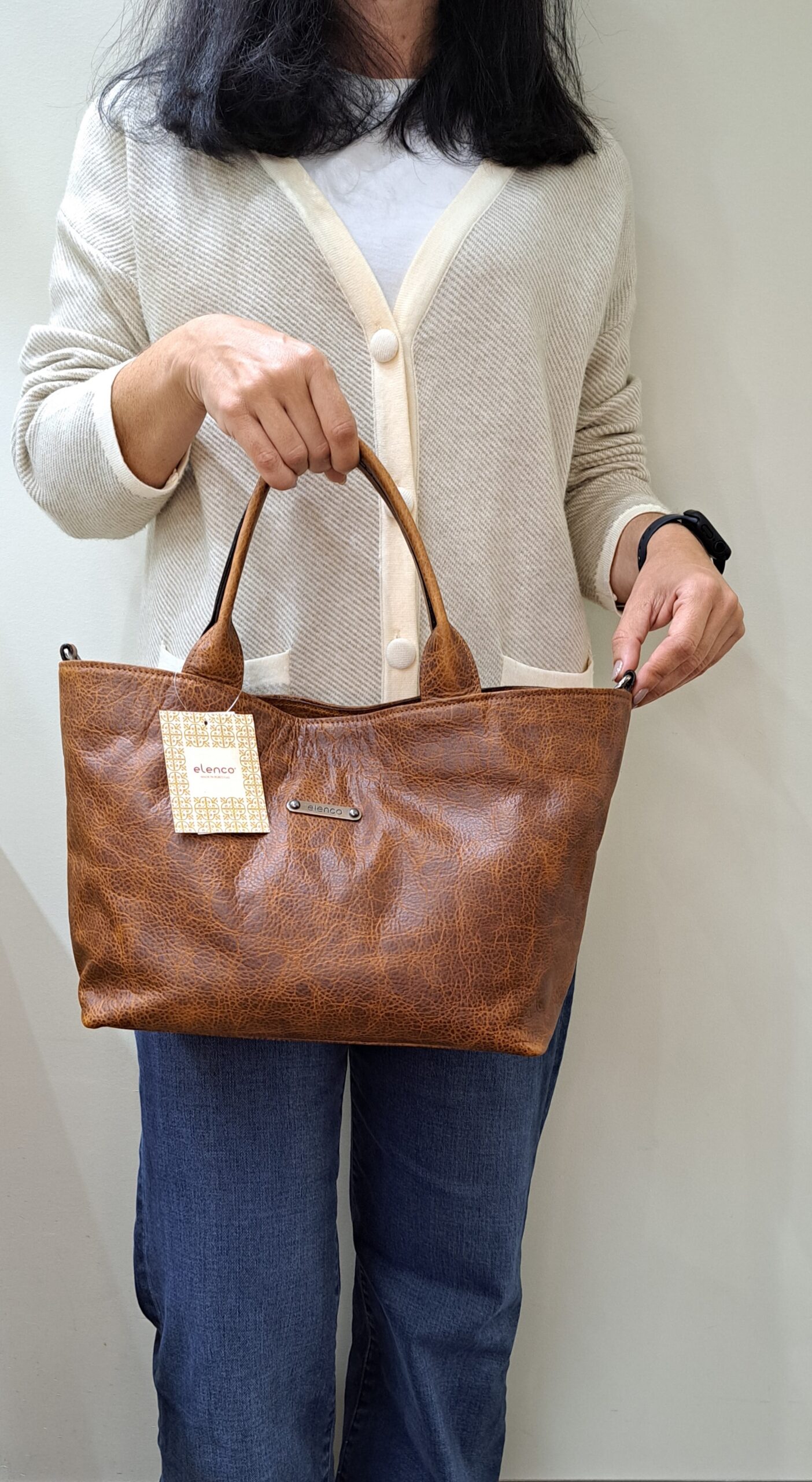 Mala Mão Elenco Esta mala de mão é o acessório ideal para a mulher que procura combinar elegância intemporal com uma funcionalidade superior. Perfeita para o ambiente de trabalho, eventos sociais ou para o dia a dia. Desenhada para otimizar a sua organização e facilitar o acesso aos seus pertences.