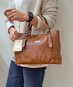 Mala Mão Elenco Esta mala de mão é o acessório ideal para a mulher que procura combinar elegância intemporal com uma funcionalidade superior. Perfeita para o ambiente de trabalho, eventos sociais ou para o dia a dia. Desenhada para otimizar a sua organização e facilitar o acesso aos seus pertences.