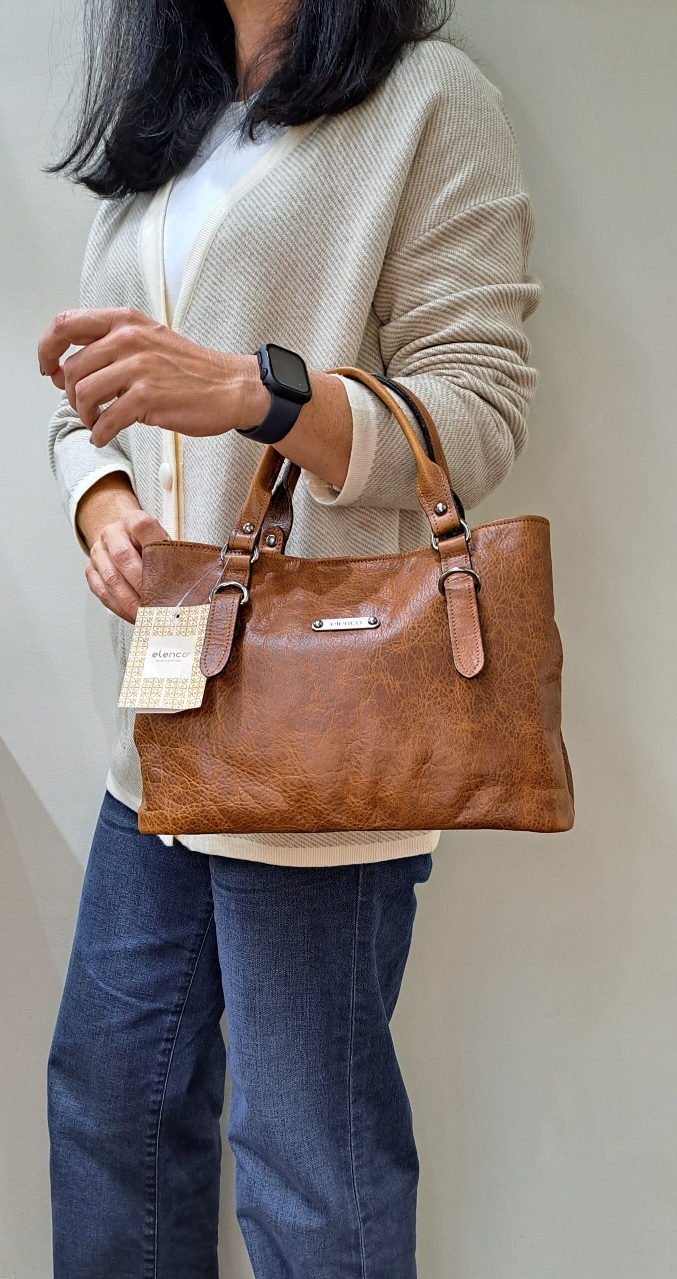 Mala Mão Elenco Esta mala de mão é o acessório ideal para a mulher que procura combinar elegância intemporal com uma funcionalidade superior. Perfeita para o ambiente de trabalho, eventos sociais ou para o dia a dia. Desenhada para otimizar a sua organização e facilitar o acesso aos seus pertences.