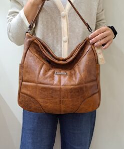 Mala Ombro Elenco Esta mala de ombro é o acessório ideal para a mulher que procura combinar elegância intemporal com uma funcionalidade superior. Perfeita para o ambiente de trabalho, eventos sociais ou para o dia a dia. Desenhada para otimizar a sua organização e facilitar o acesso aos seus pertences.