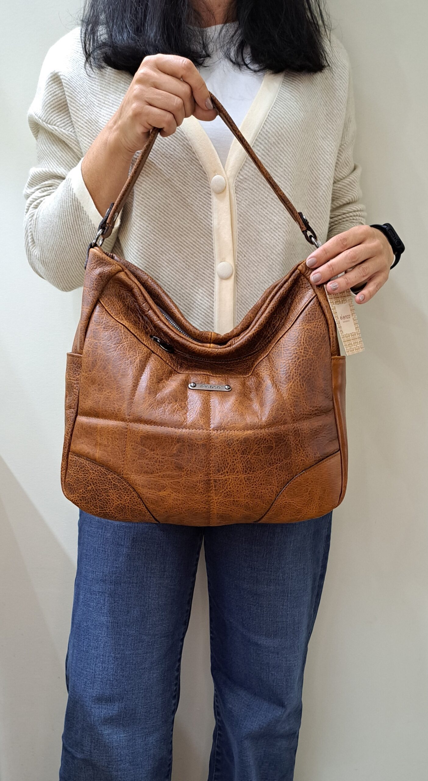 Mala Ombro Elenco Esta mala de ombro é o acessório ideal para a mulher que procura combinar elegância intemporal com uma funcionalidade superior. Perfeita para o ambiente de trabalho, eventos sociais ou para o dia a dia. Desenhada para otimizar a sua organização e facilitar o acesso aos seus pertences.