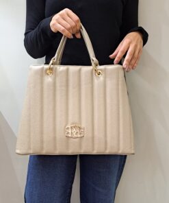 Mala Mão Rufel Esta mala de mão é o acessório ideal para a mulher que procura combinar elegância intemporal com uma funcionalidade superior. Perfeita para o ambiente de trabalho, eventos sociais ou para o dia a dia. Desenhada para otimizar a sua organização e facilitar o acesso aos seus pertences.