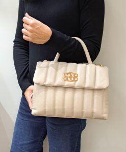 Mala Mão Rufel Esta mala de mão é o acessório ideal para a mulher que procura combinar elegância intemporal com uma funcionalidade superior. Perfeita para o ambiente de trabalho, eventos sociais ou para o dia a dia. Desenhada para otimizar a sua organização e facilitar o acesso aos seus pertences.