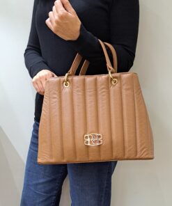 Mala Mão Rufel Esta mala de mão é o acessório ideal para a mulher que procura combinar elegância intemporal com uma funcionalidade superior. Perfeita para o ambiente de trabalho, eventos sociais ou para o dia a dia. Desenhada para otimizar a sua organização e facilitar o acesso aos seus pertences.