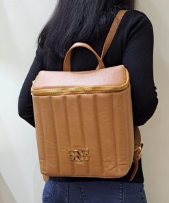 Mochila Rufel Ideal para a mulher que procura um acessório prático e elegante, esta mochila combina design moderno com a qualidade inconfundível da marca. Perfeita para o dia a dia na cidade, para um passeio ou para adicionar um toque de estilo distinto ao seu look casual-chique.