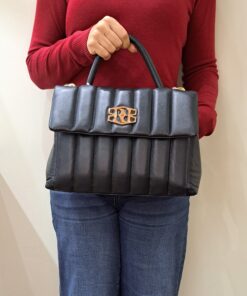 Mala Mão Rufel Esta mala de mão é o acessório ideal para a mulher que procura combinar elegância intemporal com uma funcionalidade superior. Perfeita para o ambiente de trabalho, eventos sociais ou para o dia a dia. Desenhada para otimizar a sua organização e facilitar o acesso aos seus pertences.