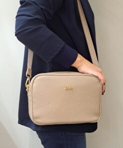 Mala Ombro Rufel Leve tudo o que precisa com esta mala de ombro elegante. Organize o essencial e mantenha as mãos livres com conforto e segurança. Ideal para manter os seus essenciais organizados e acessíveis. Este modelo tiracolo é perfeito para passeios e encontros casuais. Desfrute de conforto e estilo em cada saída. Adicione um toque de charme aos seus outfits.