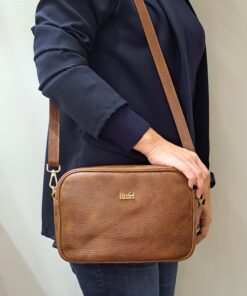 Mala Ombro Rufel Leve tudo o que precisa com esta mala de ombro elegante. Organize o essencial e mantenha as mãos livres com conforto e segurança. Ideal para manter os seus essenciais organizados e acessíveis. Este modelo tiracolo é perfeito para passeios e encontros casuais. Desfrute de conforto e estilo em cada saída. Adicione um toque de charme aos seus outfits.