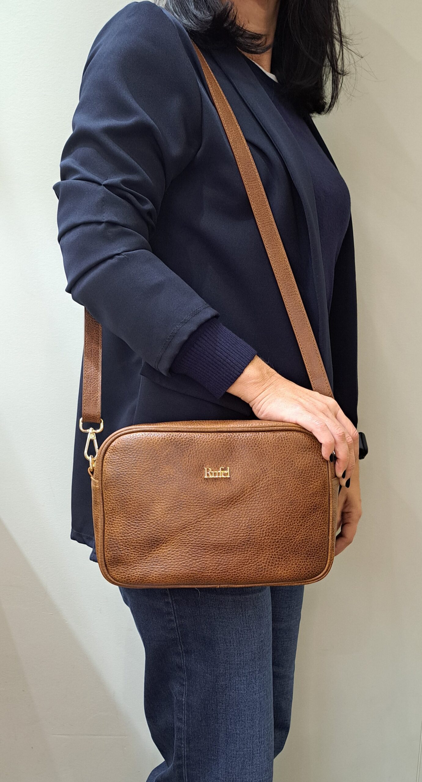 Mala Ombro Rufel Leve tudo o que precisa com esta mala de ombro elegante. Organize o essencial e mantenha as mãos livres com conforto e segurança. Ideal para manter os seus essenciais organizados e acessíveis. Este modelo tiracolo é perfeito para passeios e encontros casuais. Desfrute de conforto e estilo em cada saída. Adicione um toque de charme aos seus outfits.