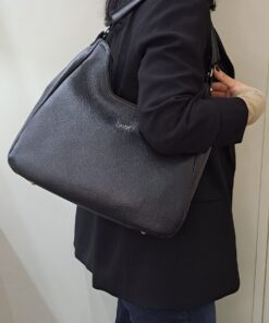 Mala Ombro Rufel Encontre a sua shopper bag favorita! Leve tudo o que precisa e organize a sua vida com esta mala de ombro. Combine o estilo icónico da marca com a máxima usabilidade. Viva o seu dia com elegância.