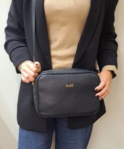 Mala Ombro Rufel Leve tudo o que precisa com esta mala de ombro elegante. Organize o essencial e mantenha as mãos livres com conforto e segurança. Ideal para manter os seus essenciais organizados e acessíveis. Este modelo tiracolo é perfeito para passeios e encontros casuais. Desfrute de conforto e estilo em cada saída. Adicione um toque de charme aos seus outfits.