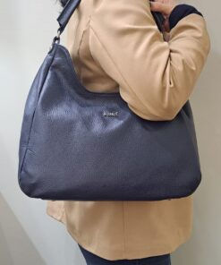 Mala Ombro Rufel Encontre a sua shopper bag favorita! Leve tudo o que precisa e organize a sua vida com esta mala de ombro. Combine o estilo icónico da marca com a máxima usabilidade. Viva o seu dia com elegância.