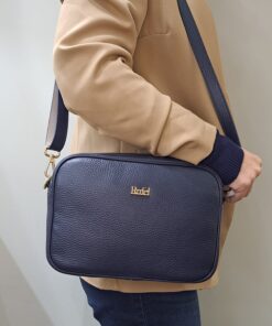 Mala Ombro Rufel Leve tudo o que precisa com esta mala de ombro elegante. Organize o essencial e mantenha as mãos livres com conforto e segurança. Ideal para manter os seus essenciais organizados e acessíveis. Este modelo tiracolo é perfeito para passeios e encontros casuais. Desfrute de conforto e estilo em cada saída. Adicione um toque de charme aos seus outfits.