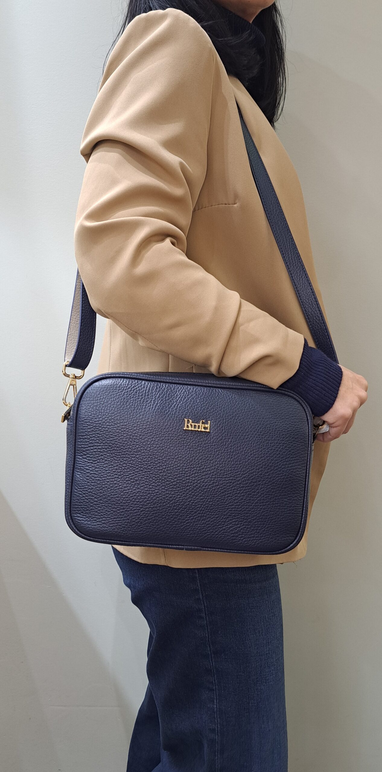 Mala Ombro Rufel Leve tudo o que precisa com esta mala de ombro elegante. Organize o essencial e mantenha as mãos livres com conforto e segurança. Ideal para manter os seus essenciais organizados e acessíveis. Este modelo tiracolo é perfeito para passeios e encontros casuais. Desfrute de conforto e estilo em cada saída. Adicione um toque de charme aos seus outfits.