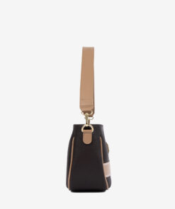 Mala Tiracolo Only By Cavalinho Leve tudo o que precisa com esta mala de tiracolo elegante. Organize o essencial e mantenha as mãos livres com conforto e segurança. Ideal para manter os seus essenciais organizados e acessíveis. Este modelo tiracolo é perfeito para passeios e encontros casuais. Desfrute de conforto e estilo em cada saída. Adicione um toque de charme aos seus outfits.