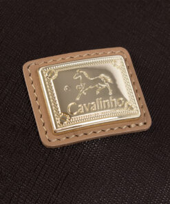 Mala Tiracolo Only By Cavalinho Leve tudo o que precisa com esta mala de tiracolo elegante. Organize o essencial e mantenha as mãos livres com conforto e segurança. Ideal para manter os seus essenciais organizados e acessíveis. Este modelo tiracolo é perfeito para passeios e encontros casuais. Desfrute de conforto e estilo em cada saída. Adicione um toque de charme aos seus outfits.