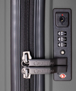 Trolley Cavalinho Cabine Colorful Viagens Otimizadas com Segurança TSA. Leve tudo o que precisa na cabine com o máximo de organização e estilo. Interior com vários bolsos e fitas de compressão. Pega telescópica ajustável, rodas duplas 360º e fecho de combinação TSA integrado para a sua tranquilidade. A sua companheira ideal de voo.