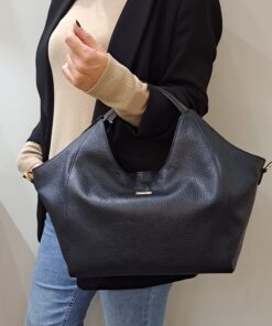 Mala Mão Rufel Esta mala de mão é o acessório ideal para a mulher que procura combinar elegância intemporal com uma funcionalidade superior. Perfeita para o ambiente de trabalho, eventos sociais ou para o dia a dia. Desenhada para otimizar a sua organização e facilitar o acesso aos seus pertences.