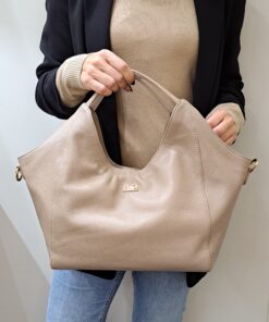 Mala Mão Rufel Esta mala de mão é o acessório ideal para a mulher que procura combinar elegância intemporal com uma funcionalidade superior. Perfeita para o ambiente de trabalho, eventos sociais ou para o dia a dia. Desenhada para otimizar a sua organização e facilitar o acesso aos seus pertences.