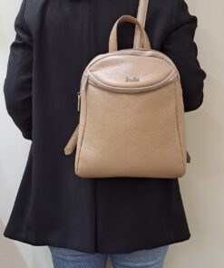 Mochila Rufel Ideal para a mulher que procura um acessório prático e elegante, esta mochila combina design moderno com a qualidade inconfundível da marca. Perfeita para o dia a dia na cidade, para um passeio ou para adicionar um toque de estilo distinto ao seu look casual-chique.