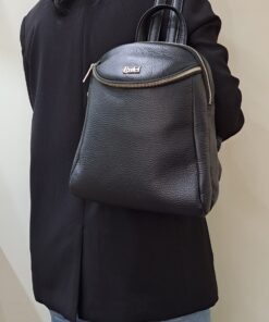 Mochila Rufel Ideal para a mulher que procura um acessório prático e elegante, esta mochila combina design moderno com a qualidade inconfundível da marca. Perfeita para o dia a dia na cidade, para um passeio ou para adicionar um toque de estilo distinto ao seu look casual-chique.