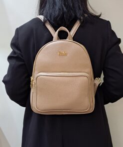 Mochila Rufel Ideal para a mulher que procura um acessório prático e elegante, esta mochila combina design moderno com a qualidade inconfundível da marca. Perfeita para o dia a dia na cidade, para um passeio ou para adicionar um toque de estilo distinto ao seu look casual-chique.