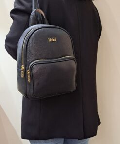 Mochila Rufel Ideal para a mulher que procura um acessório prático e elegante, esta mochila combina design moderno com a qualidade inconfundível da marca. Perfeita para o dia a dia na cidade, para um passeio ou para adicionar um toque de estilo distinto ao seu look casual-chique.