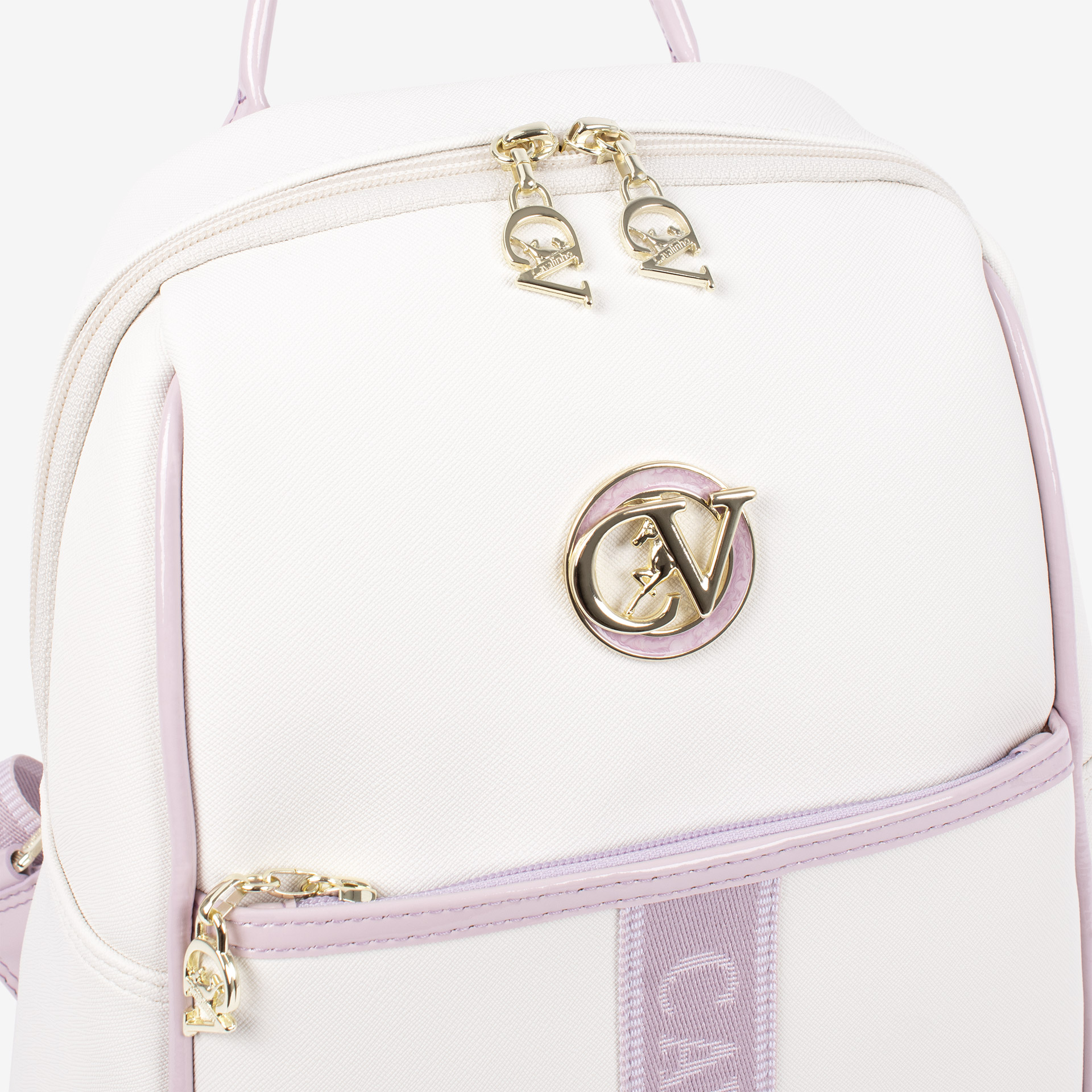 Mochila Cavalinho Dear Me Ideal para a mulher que procura um acessório prático e elegante, esta mochila combina design moderno com a qualidade inconfundível da marca. Perfeita para o dia a dia na cidade, para um passeio ou para adicionar um toque de estilo distinto ao seu look casual-chique.