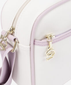 Mala Tiracolo Cavalinho Dear Me Leve tudo o que precisa com esta mala de tiracolo elegante. Organize o essencial e mantenha as mãos livres com conforto e segurança. Ideal para manter os seus essenciais organizados e acessíveis. Este modelo tiracolo é perfeito para passeios e encontros casuais. Desfrute de conforto e estilo em cada saída. Adicione um toque de charme aos seus outfits.