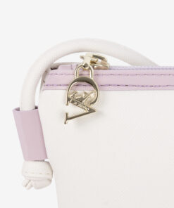 Mala Tiracolo Cavalinho Dear Me Leve só o que precisa! A Mini Mala Cavalinho de tiracolo oferece funcionalidade superior num design compacto. O seu acessório hands-free perfeito para um dia a dia mais leve e prático.