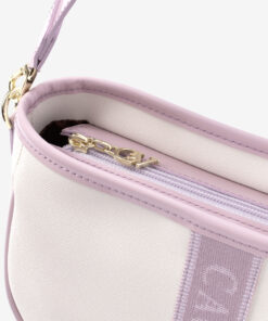 Mala Tiracolo Cavalinho Dear Me Leve tudo o que precisa com esta mala de tiracolo elegante. Organize o essencial e mantenha as mãos livres com conforto e segurança. Ideal para manter os seus essenciais organizados e acessíveis. Este modelo tiracolo é perfeito para passeios e encontros casuais. Desfrute de conforto e estilo em cada saída. Adicione um toque de charme aos seus outfits.